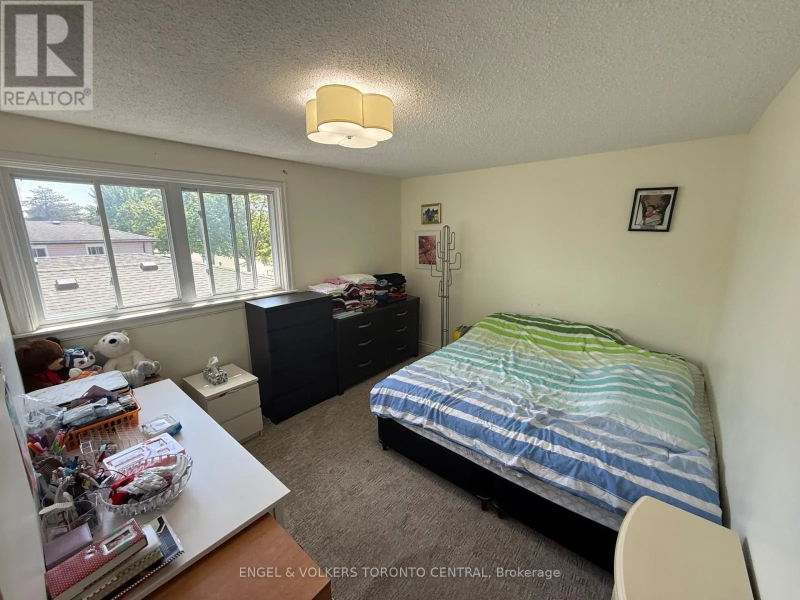 687 COLLEGE AVENUE W