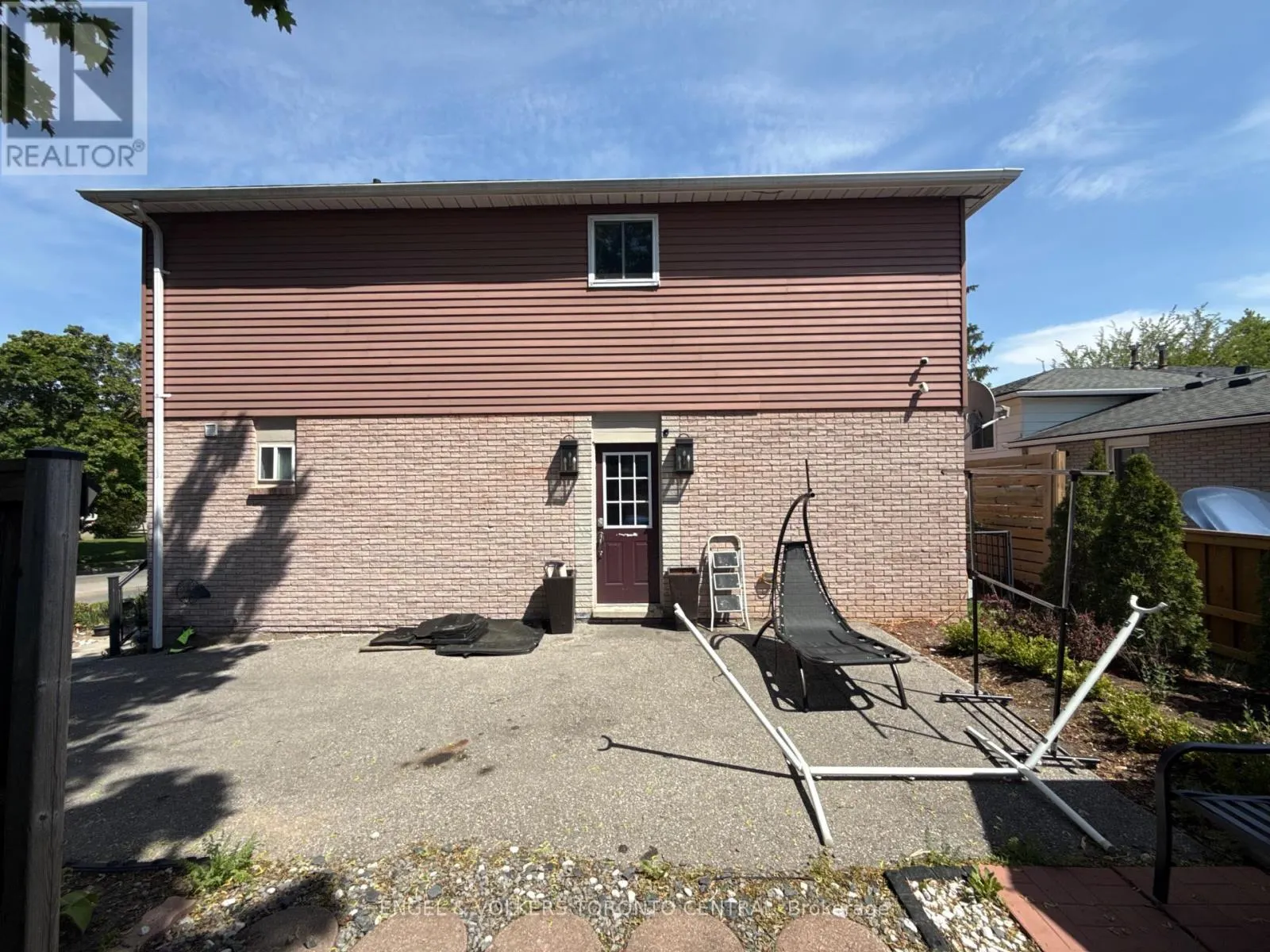 687 COLLEGE AVENUE W