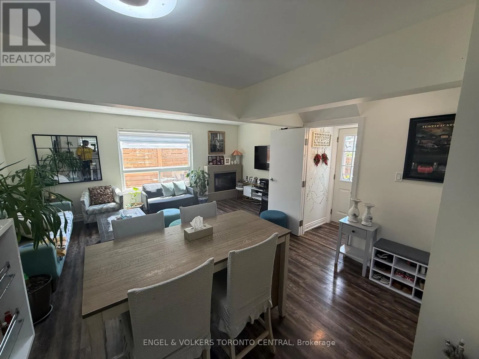687 COLLEGE AVENUE W