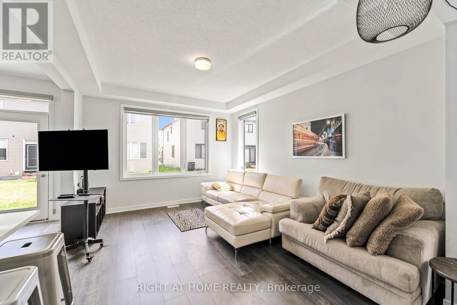 221 BILLRIAN CRESCENT