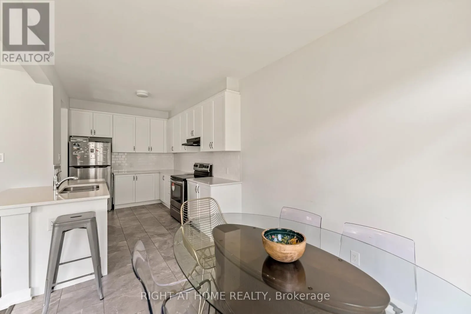 221 BILLRIAN CRESCENT