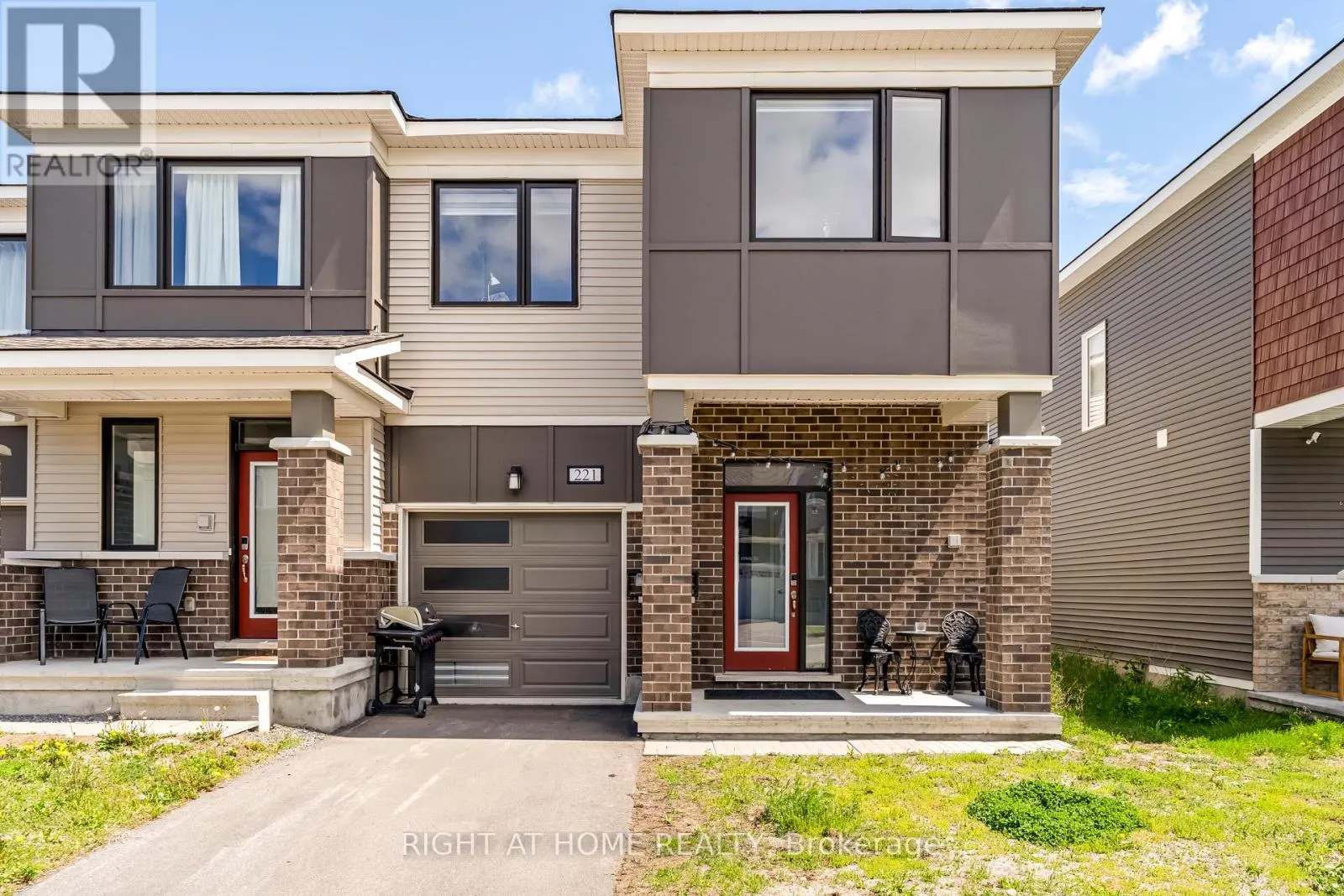 221 BILLRIAN CRESCENT