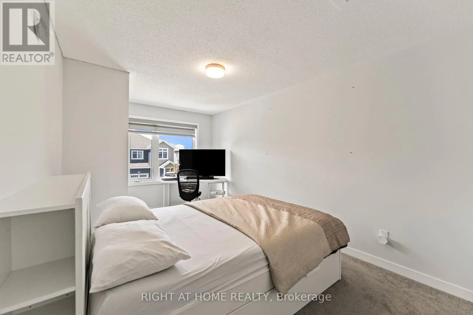 221 BILLRIAN CRESCENT