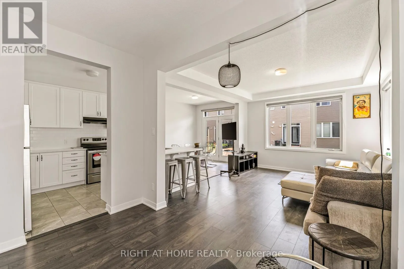 221 BILLRIAN CRESCENT