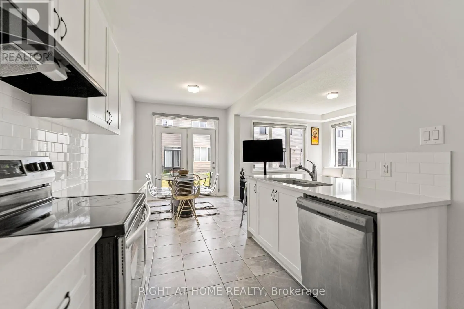 221 BILLRIAN CRESCENT