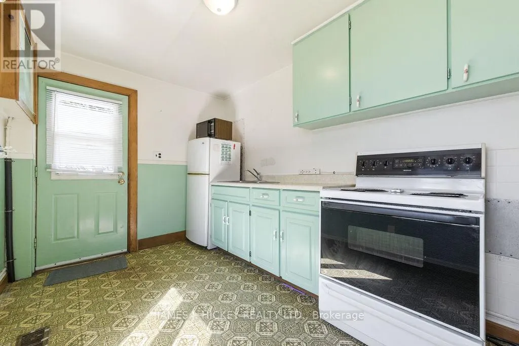 6 HILLCREST AVENUE