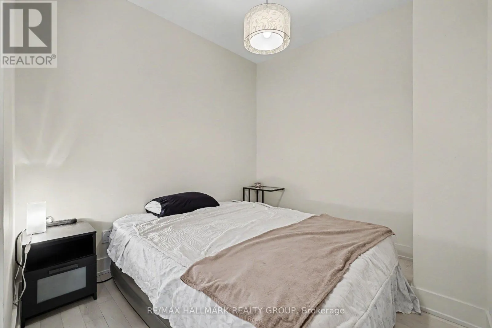 504 - 98 RICHMOND ROAD