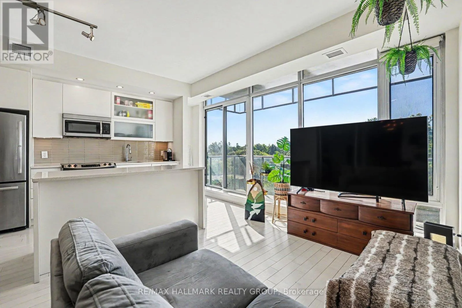 504 - 98 RICHMOND ROAD