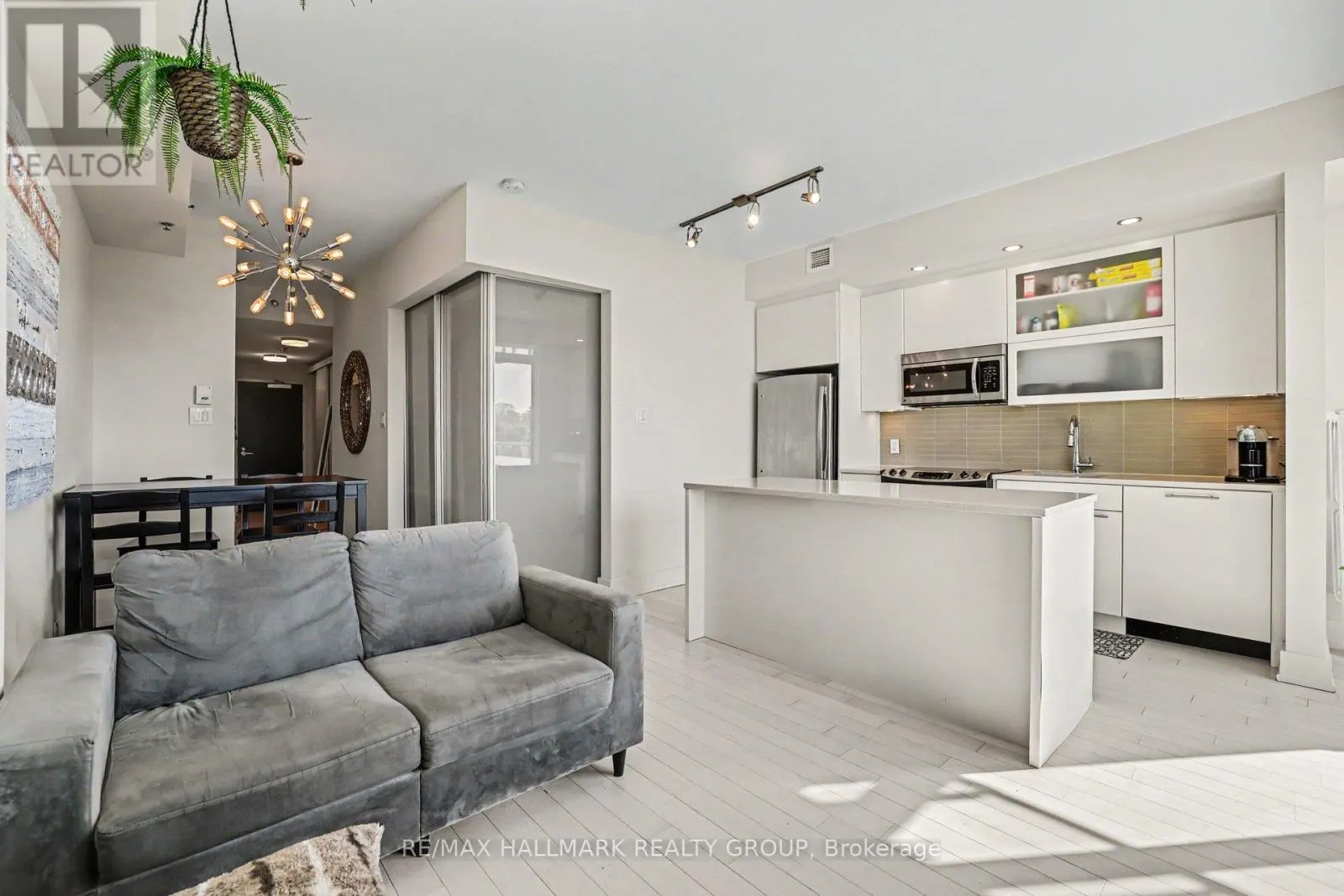 504 - 98 RICHMOND ROAD