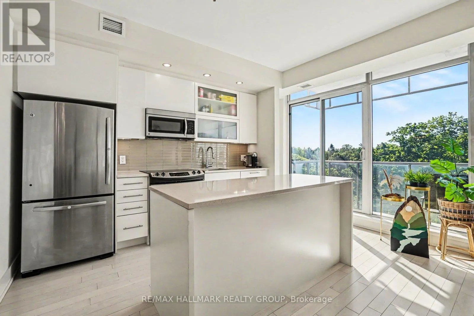 504 - 98 RICHMOND ROAD