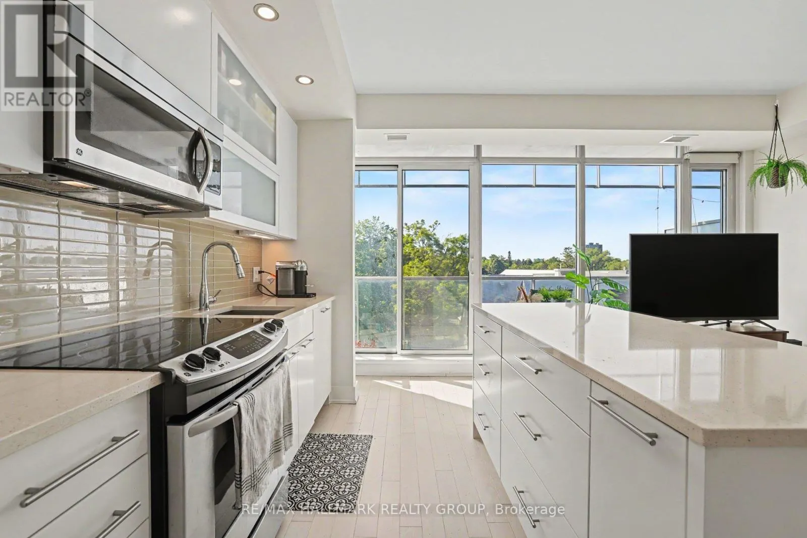 504 - 98 RICHMOND ROAD