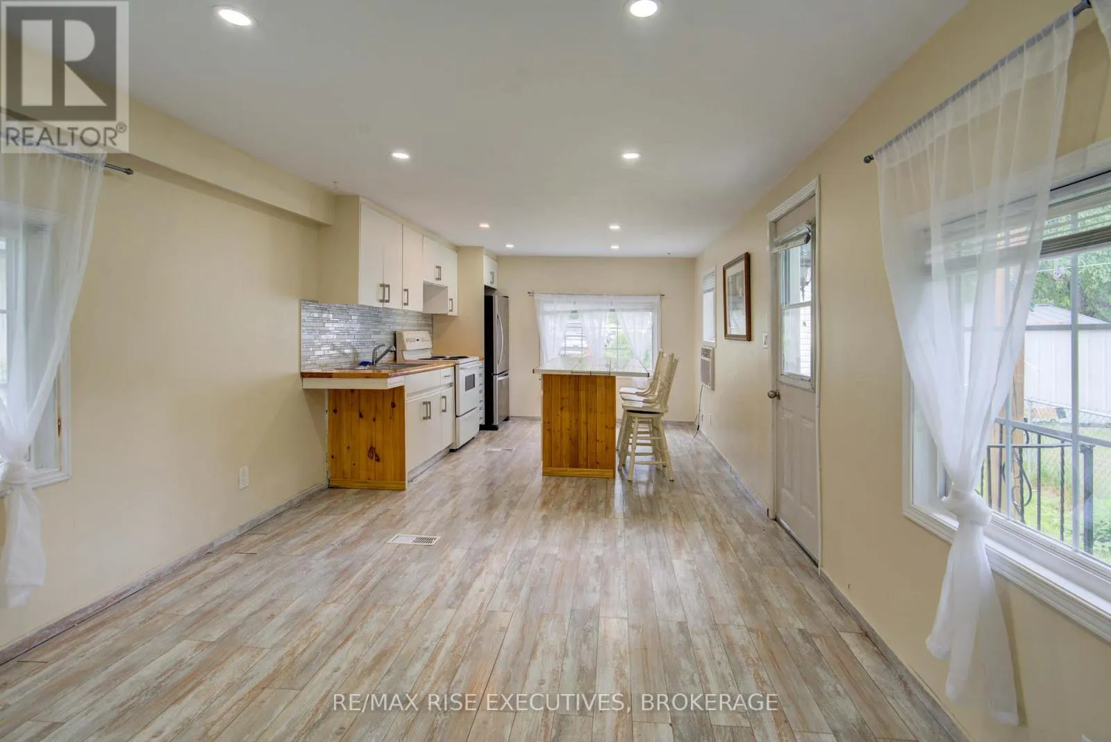 27 - 104 ELLISVILLE ROAD #27