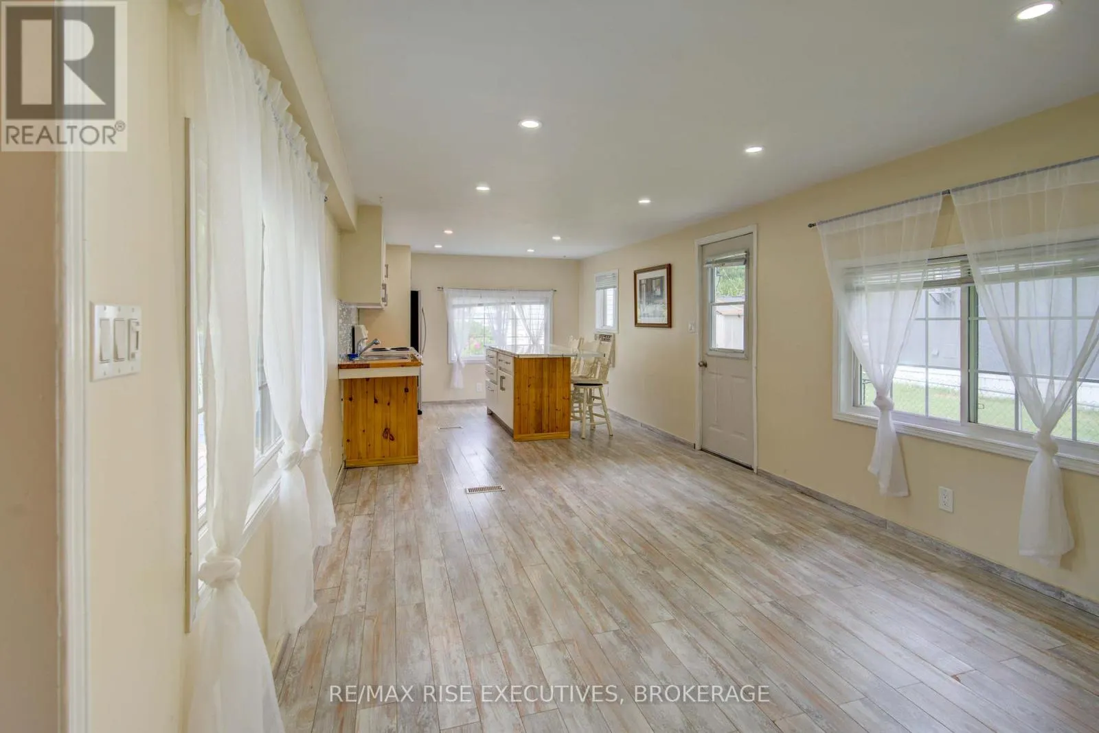 27 - 104 ELLISVILLE ROAD #27
