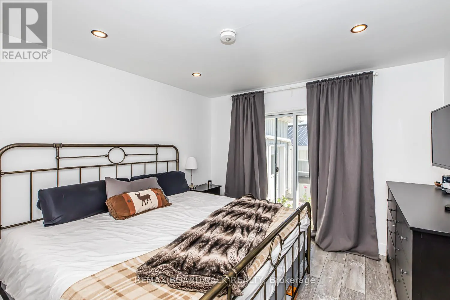303-307 DONALD B MUNRO DRIVE