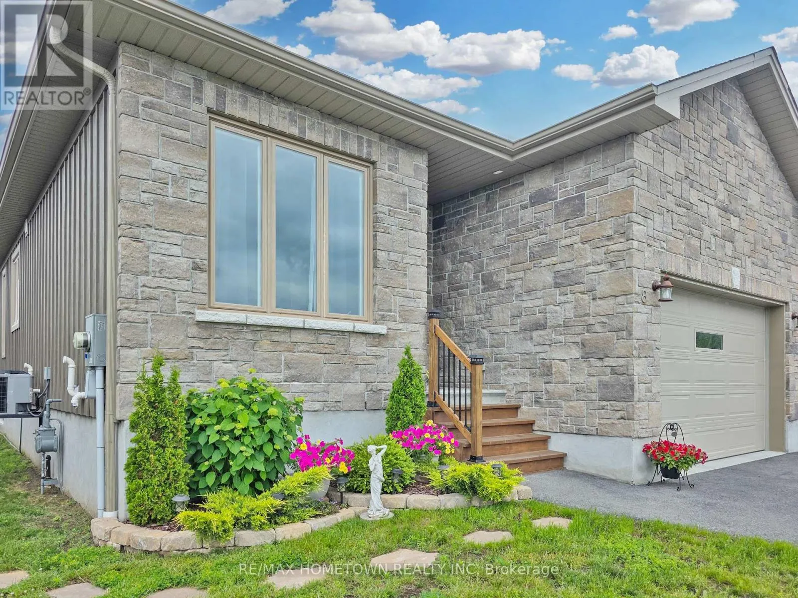 8 BILLINGS AVENUE W