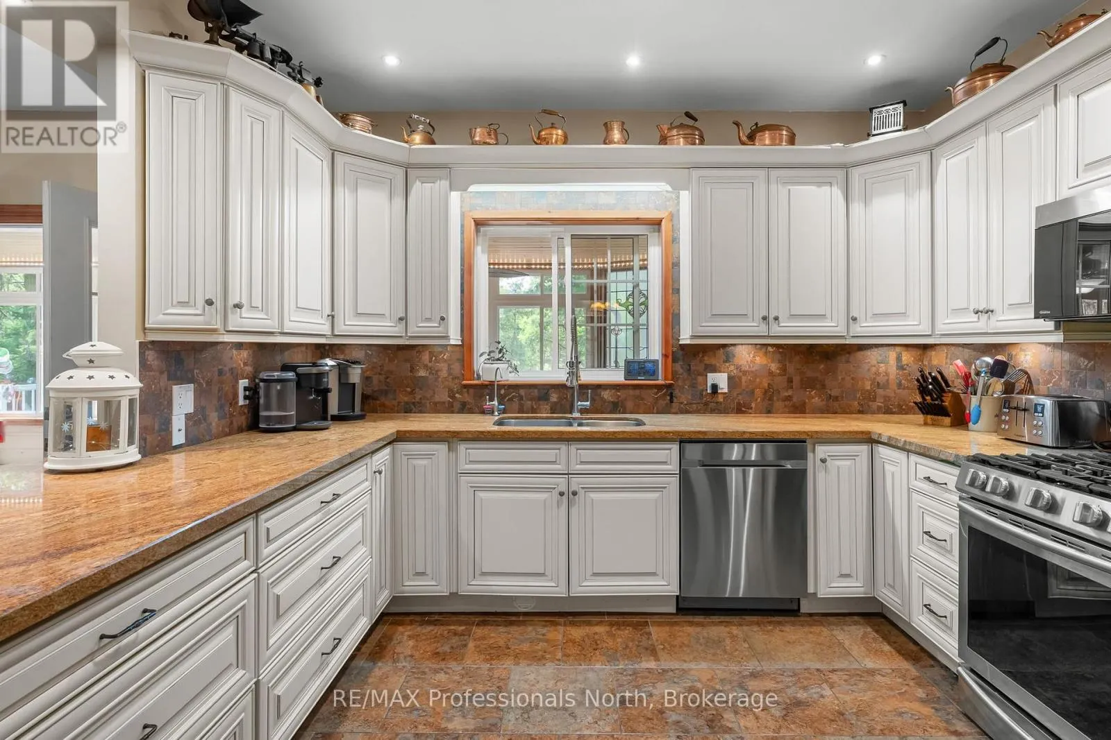 22 KNOWLES CRESCENT E