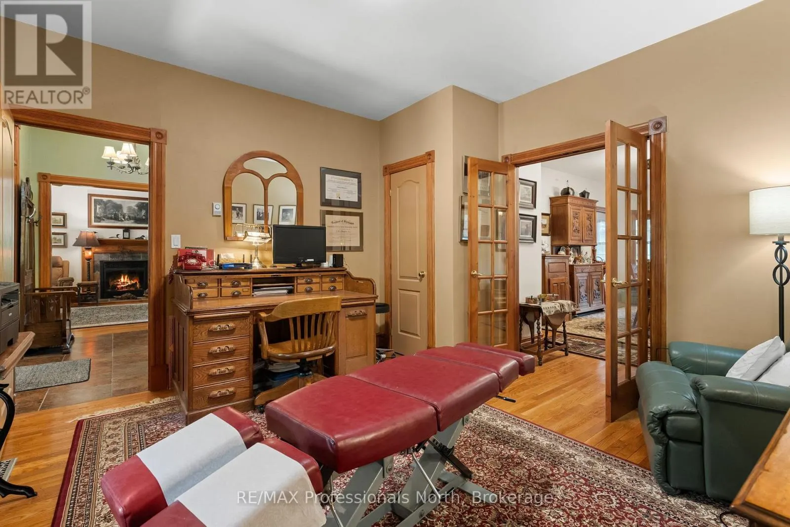 22 KNOWLES CRESCENT E