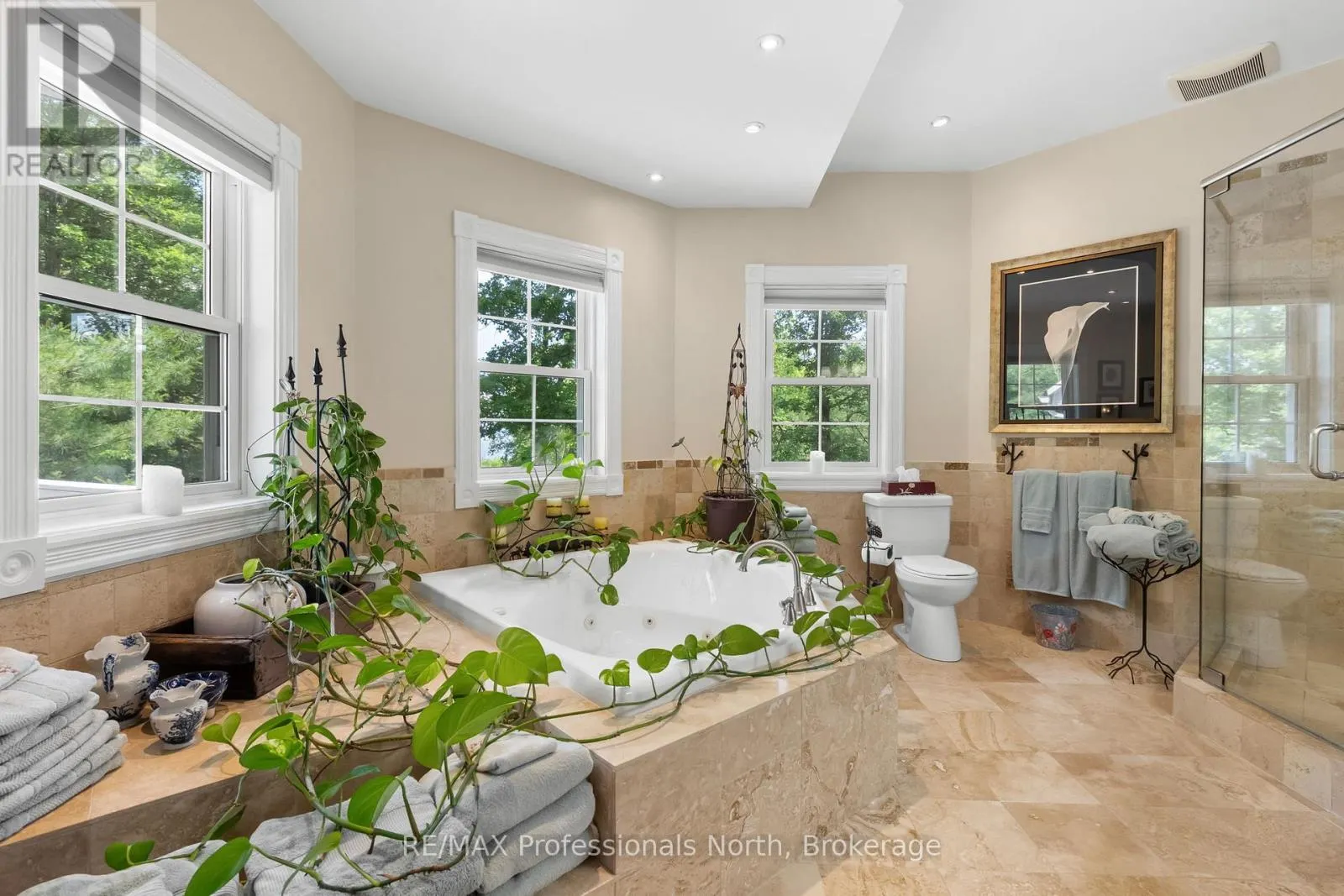 22 KNOWLES CRESCENT E