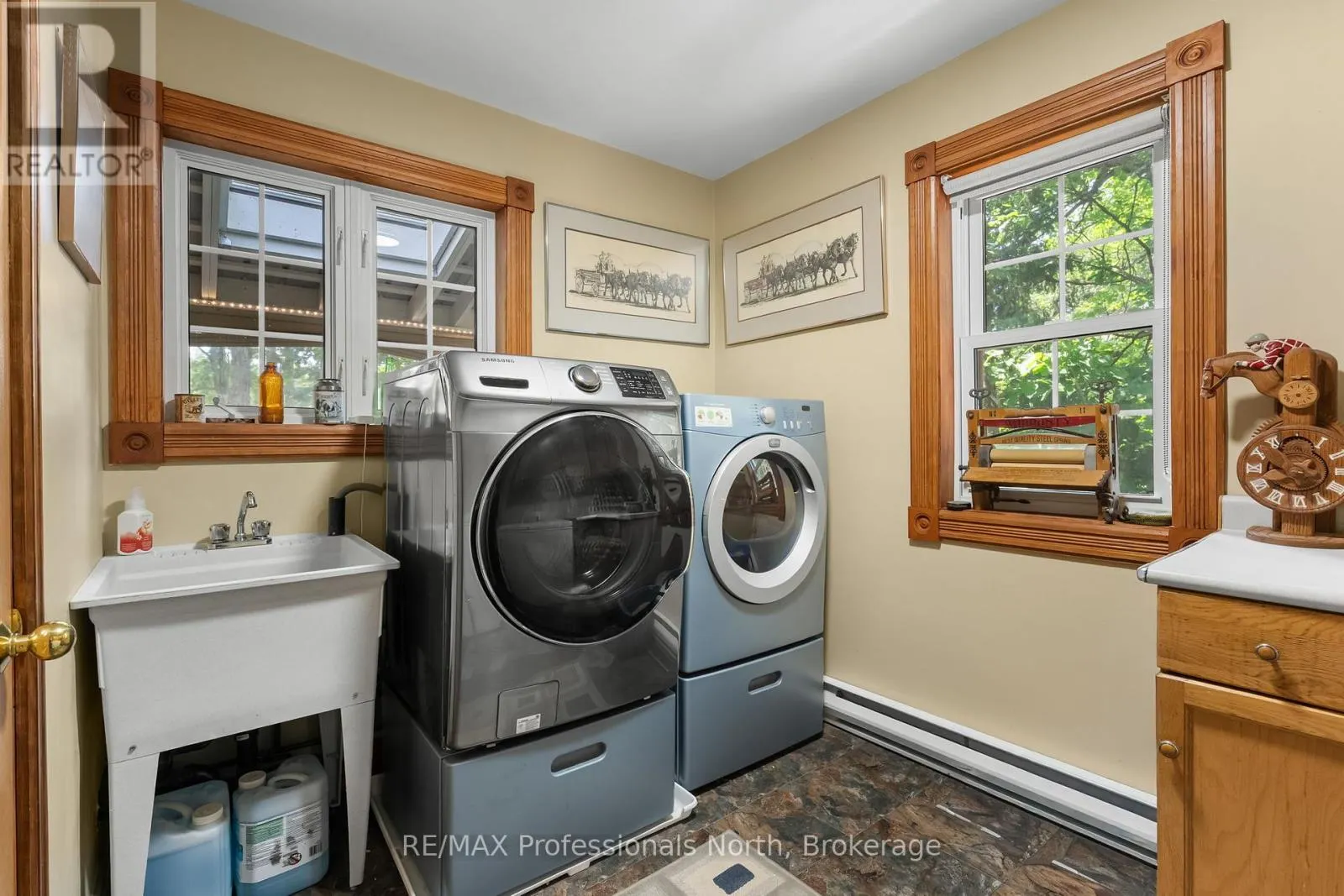 22 KNOWLES CRESCENT E