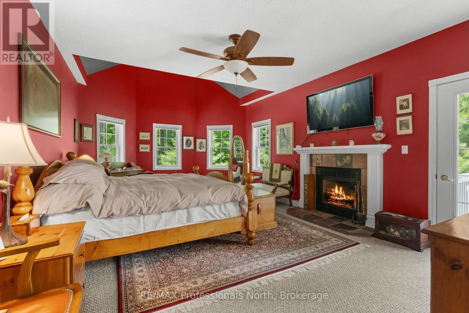22 KNOWLES CRESCENT E