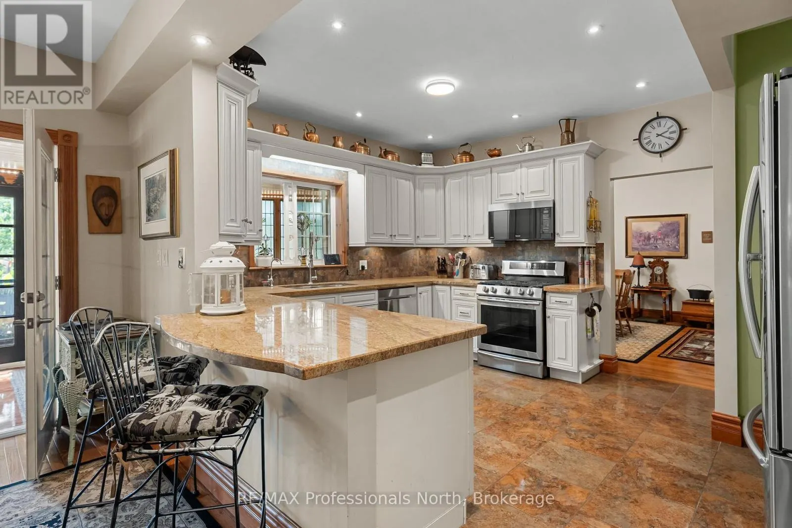 22 KNOWLES CRESCENT E