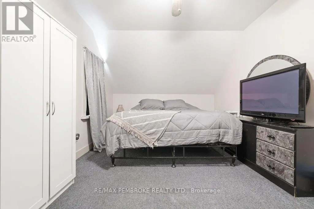 558 MACKAY STREET