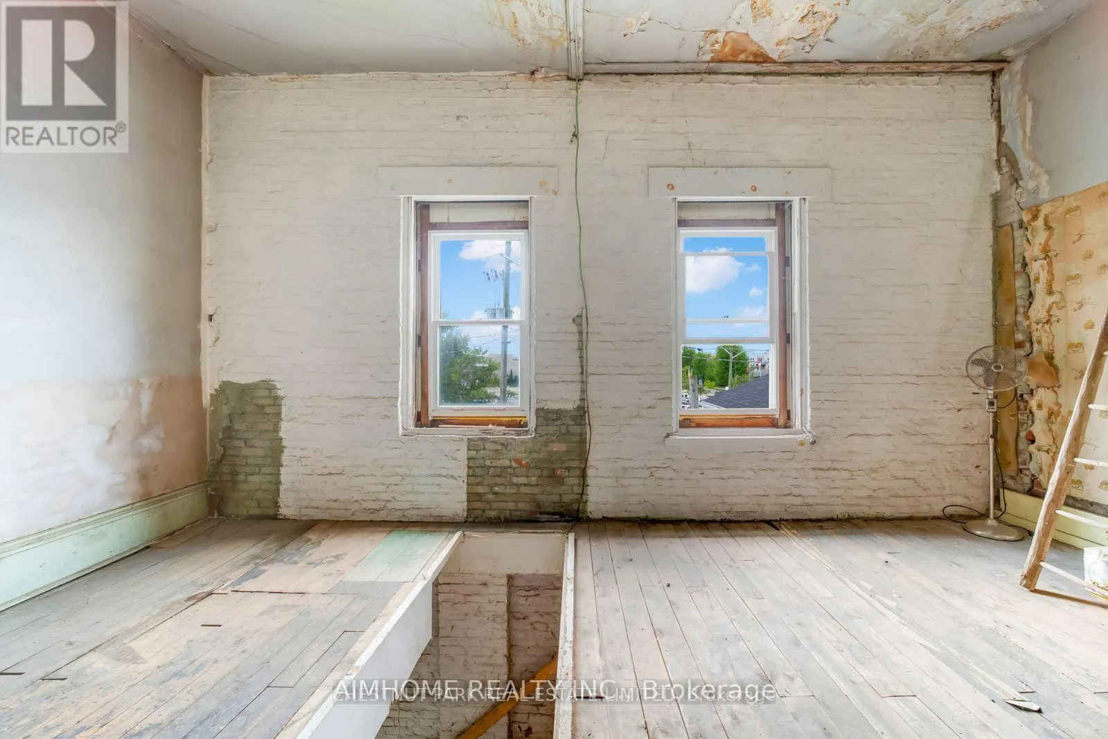 UNIT 301 - 31 KING STREET W