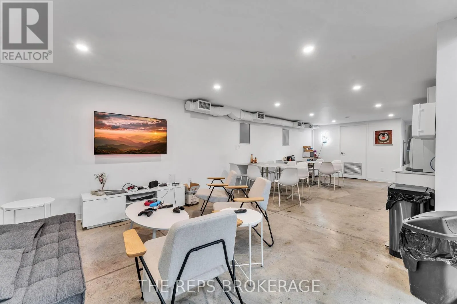 43-45 ECCLES STREET W