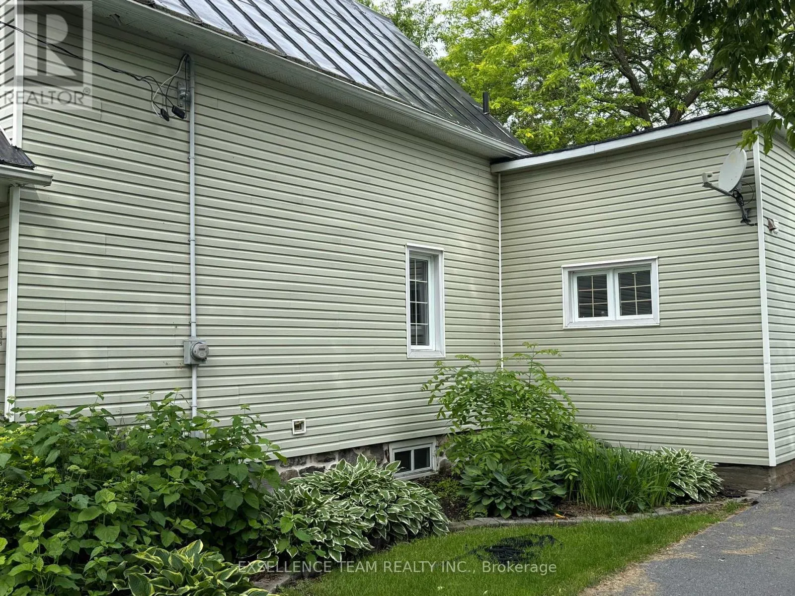 23 MECHANIC STREET E