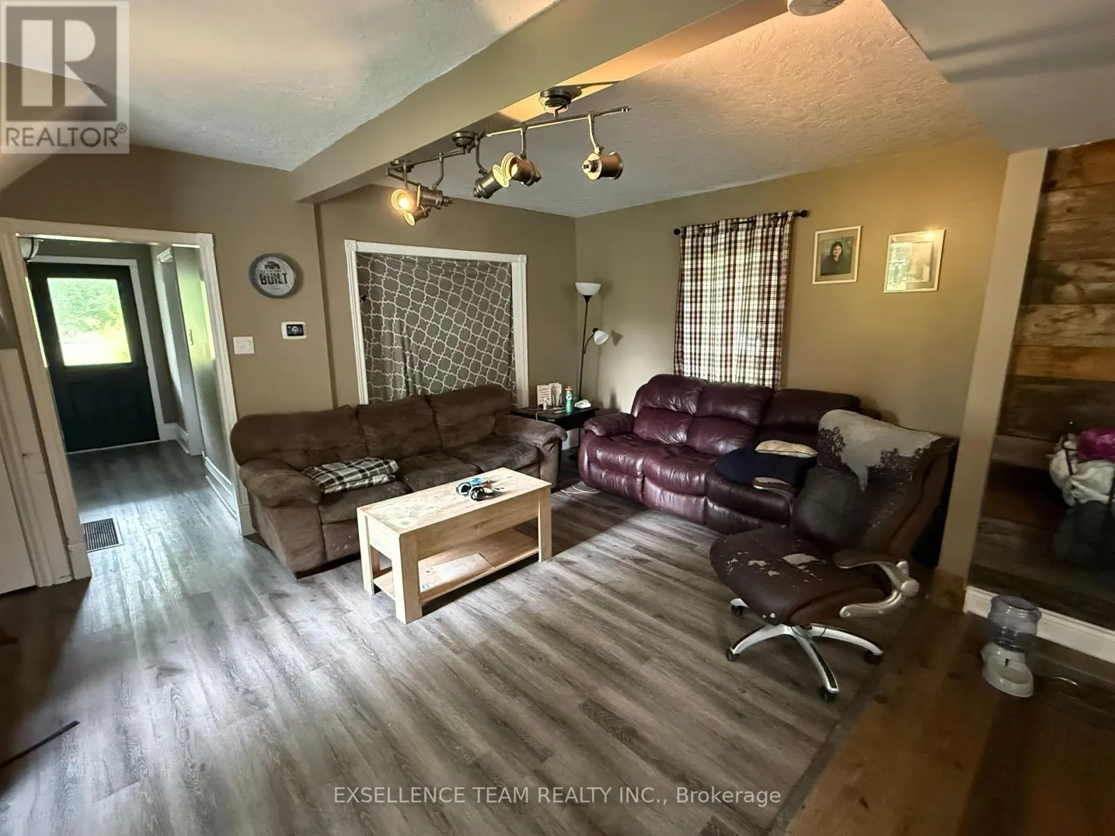 23 MECHANIC STREET E