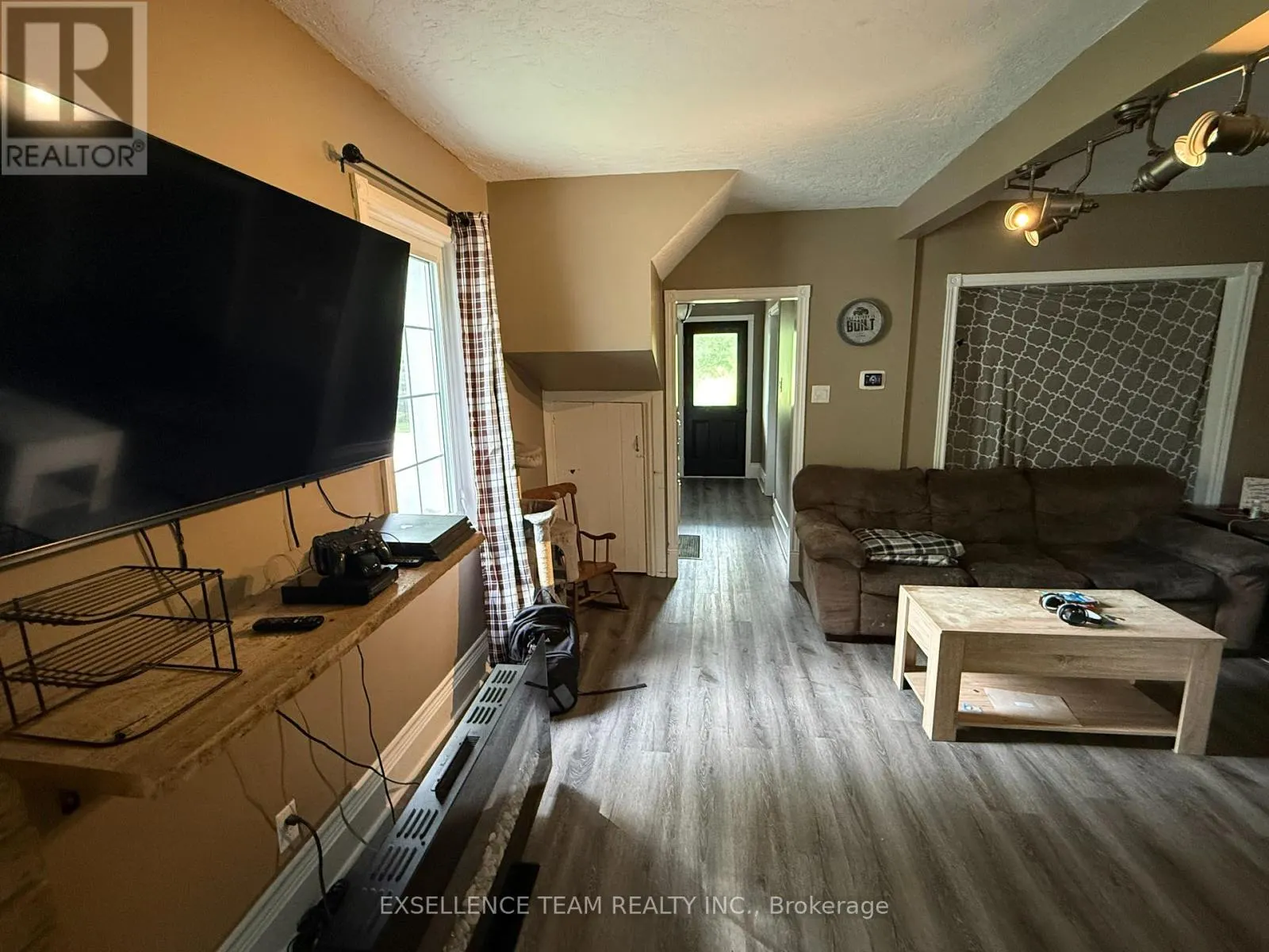 23 MECHANIC STREET E