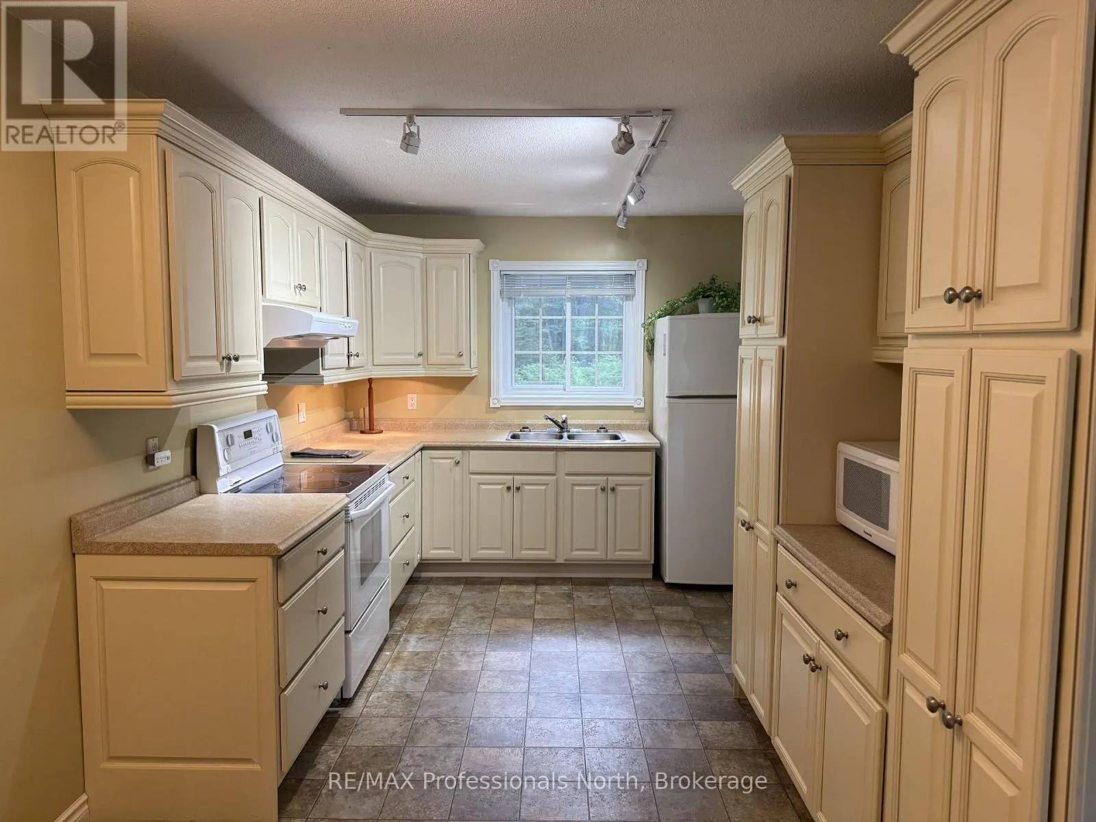 1 - 1162 BURLMARIE ROAD #1
