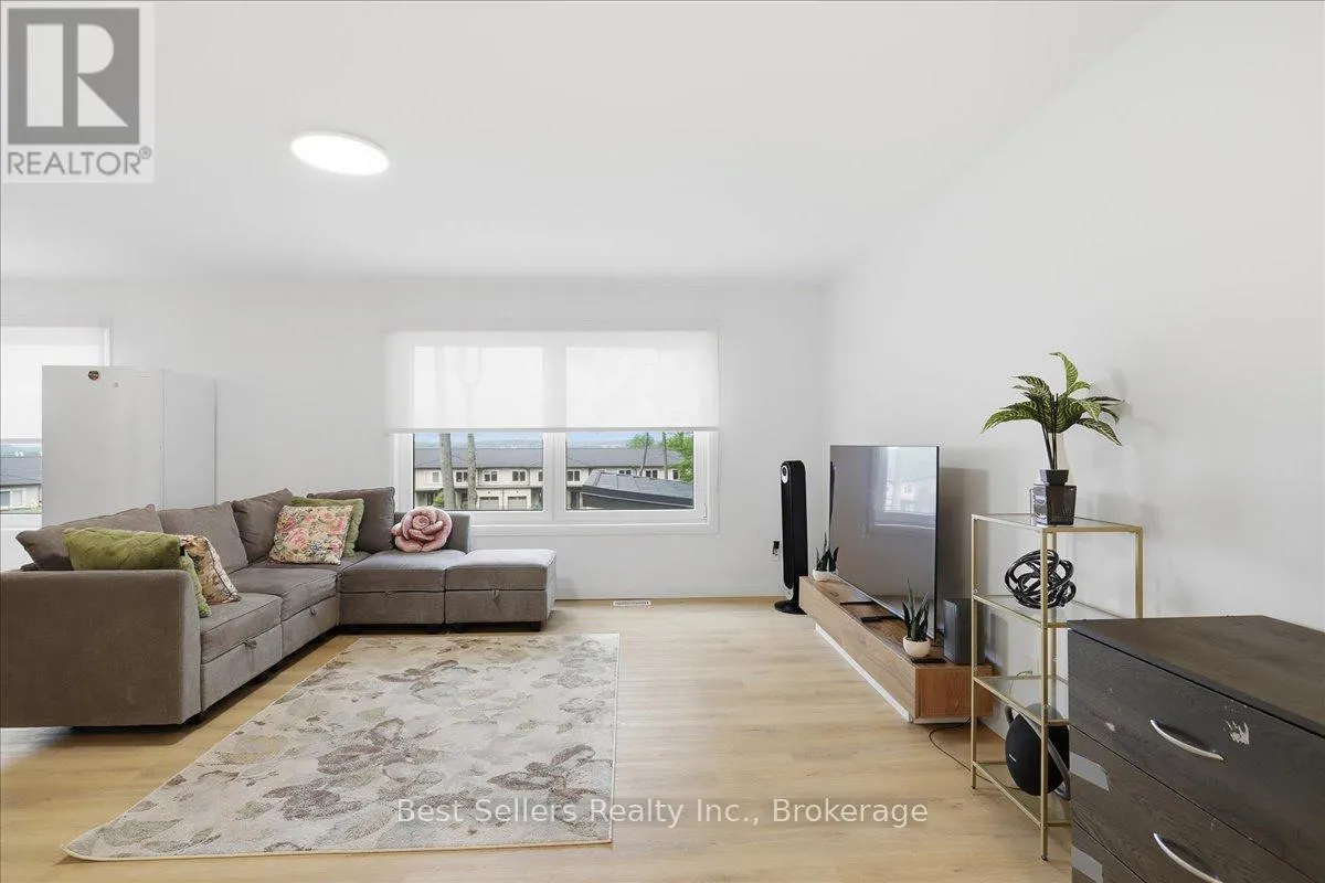 54 FLORENCE STREET W