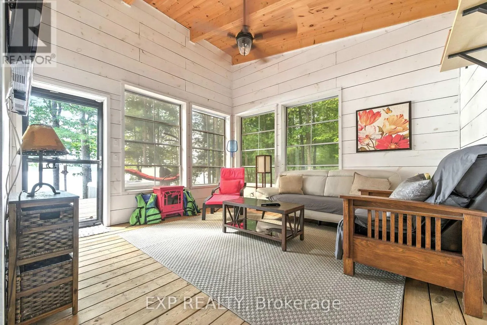 332 LACHLAN LANE