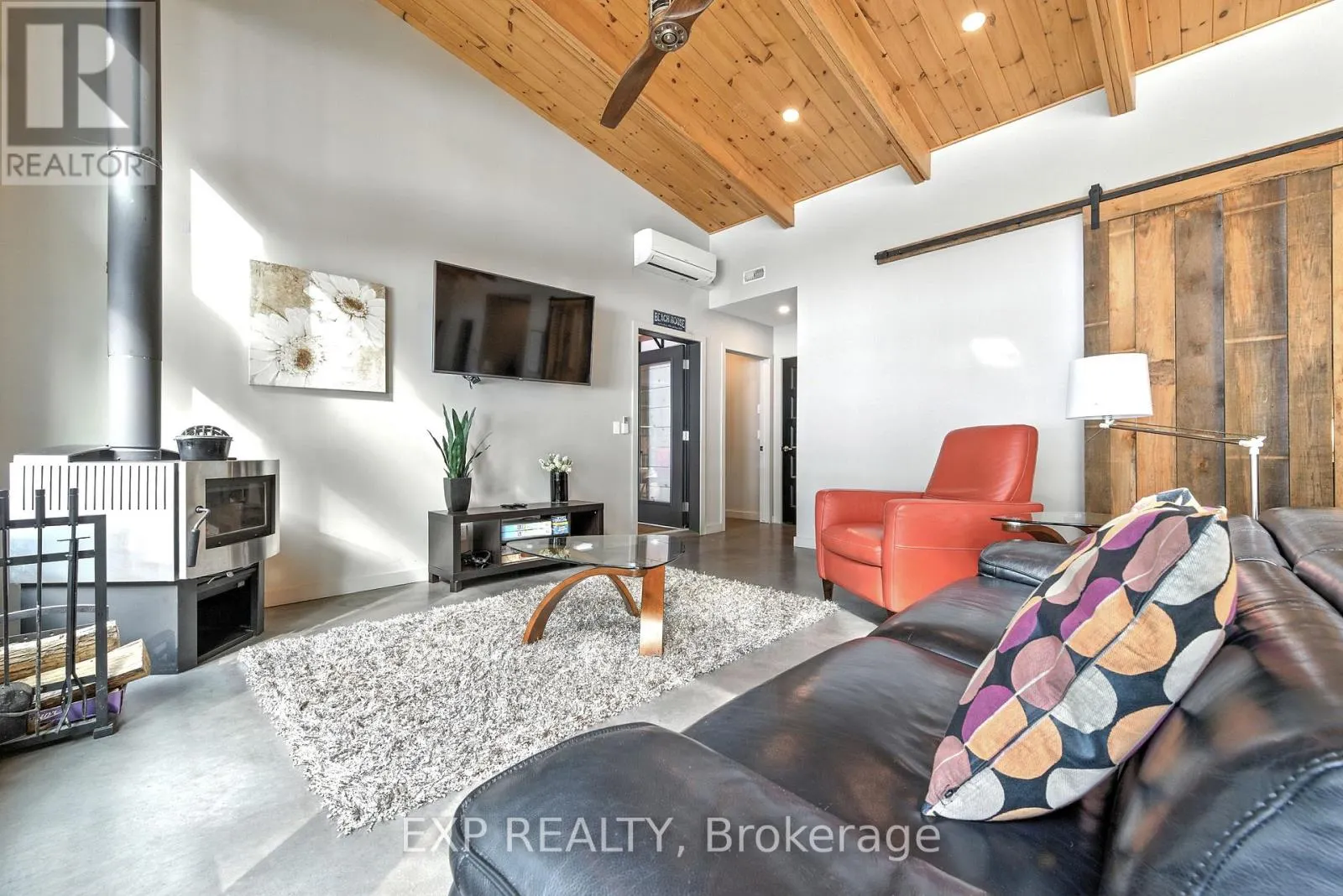 332 LACHLAN LANE