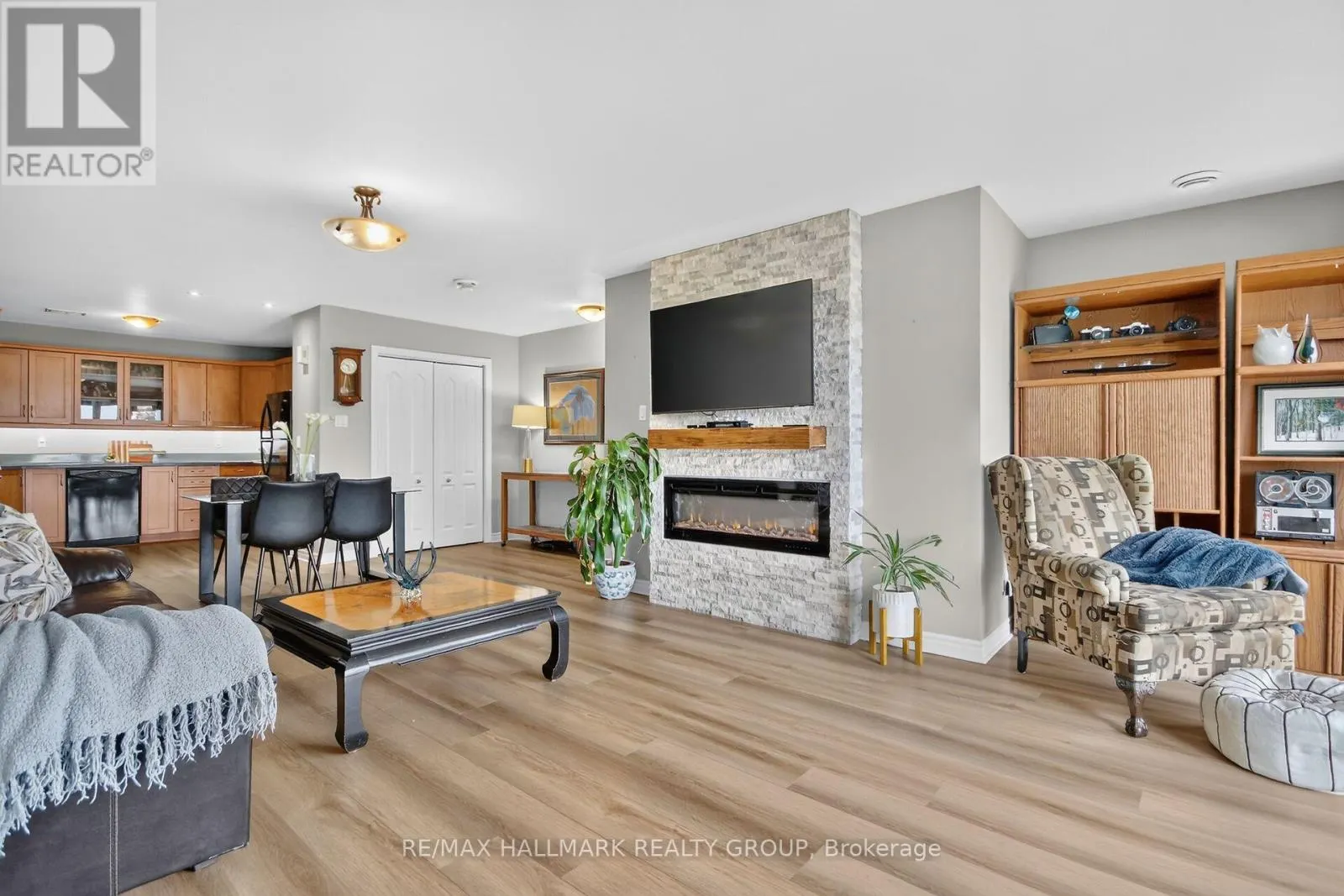 7 - 410 KING STREET E