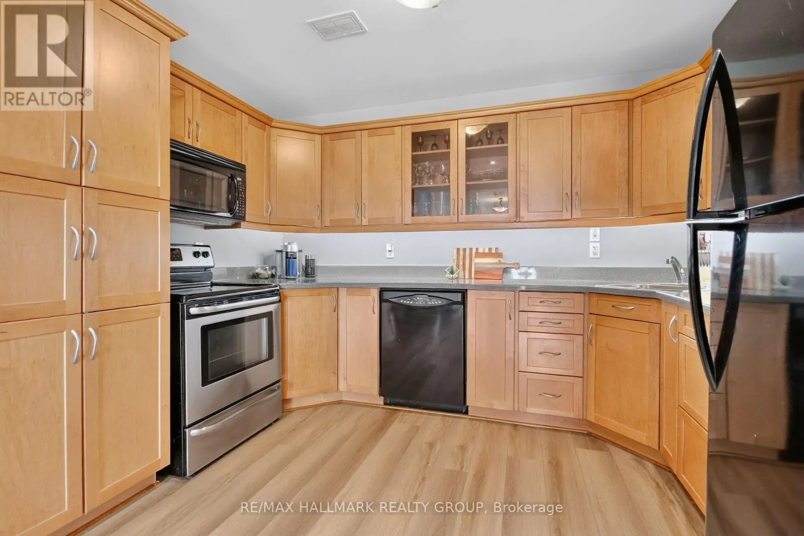 7 - 410 KING STREET E