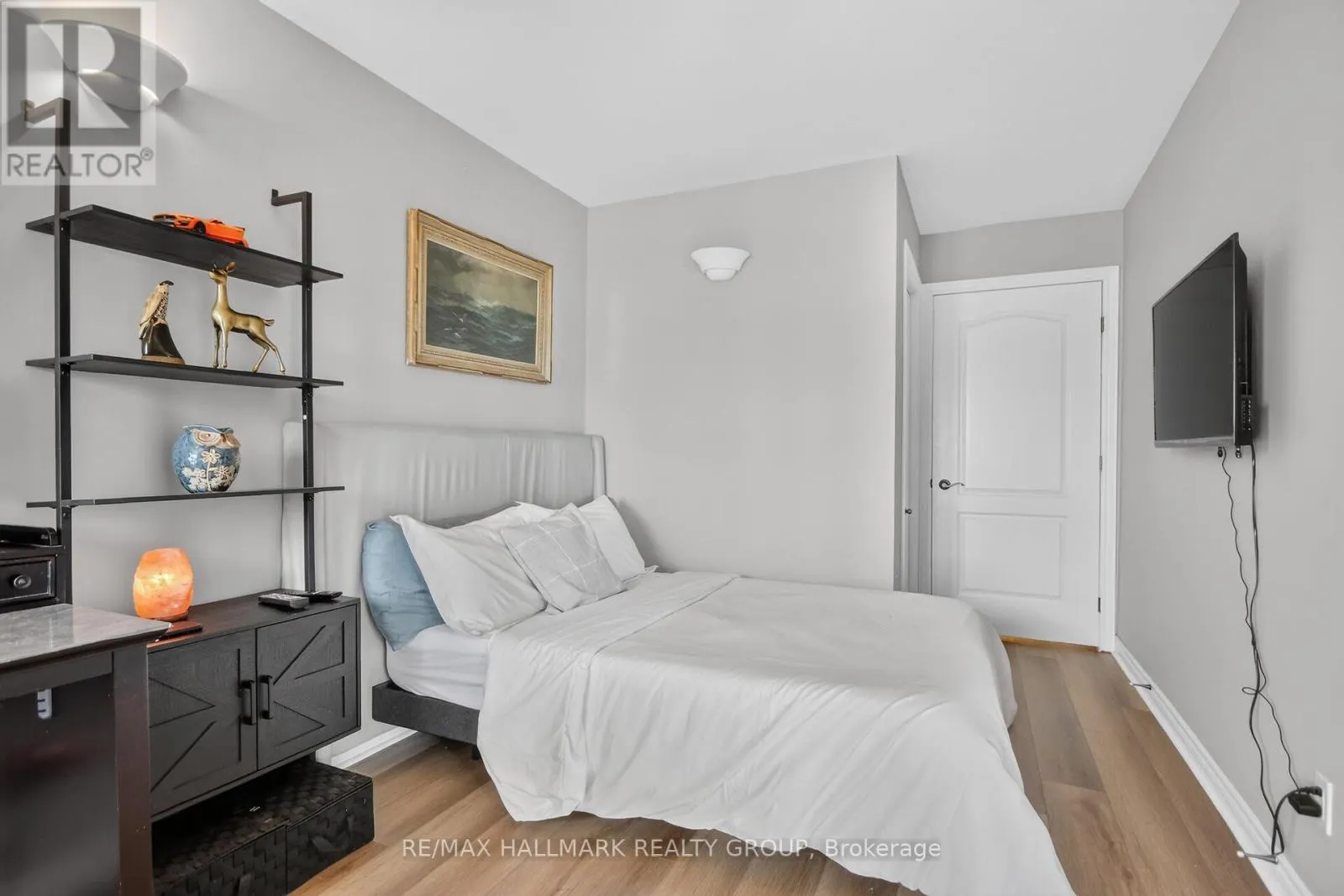 7 - 410 KING STREET E