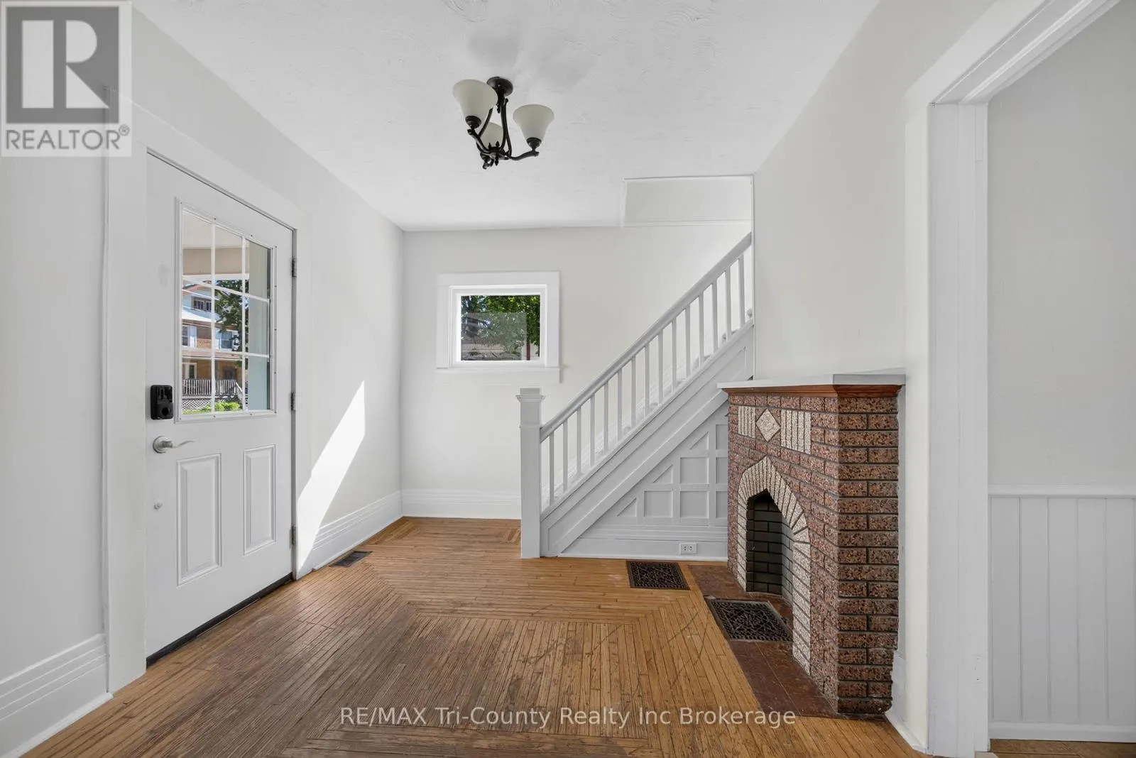 61 BROCK STREET E