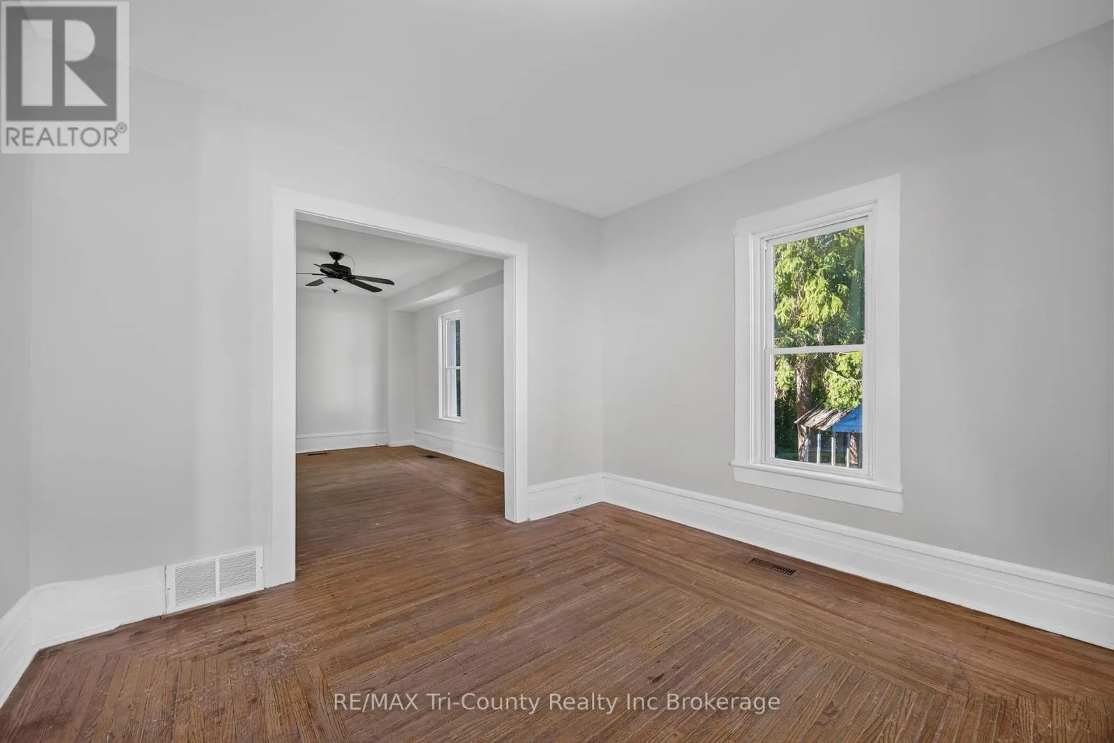 61 BROCK STREET E