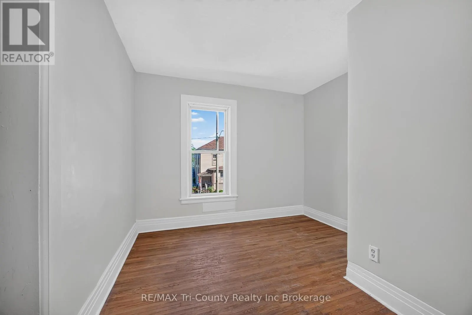 61 BROCK STREET E