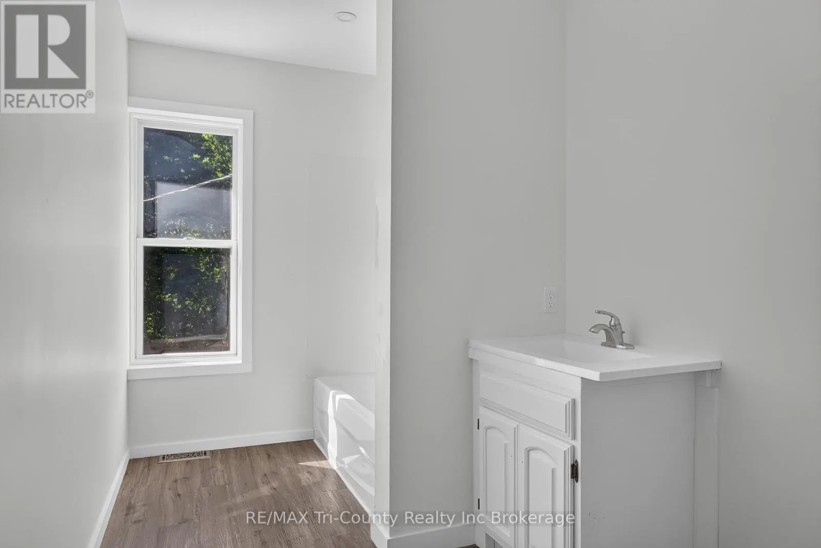 61 BROCK STREET E