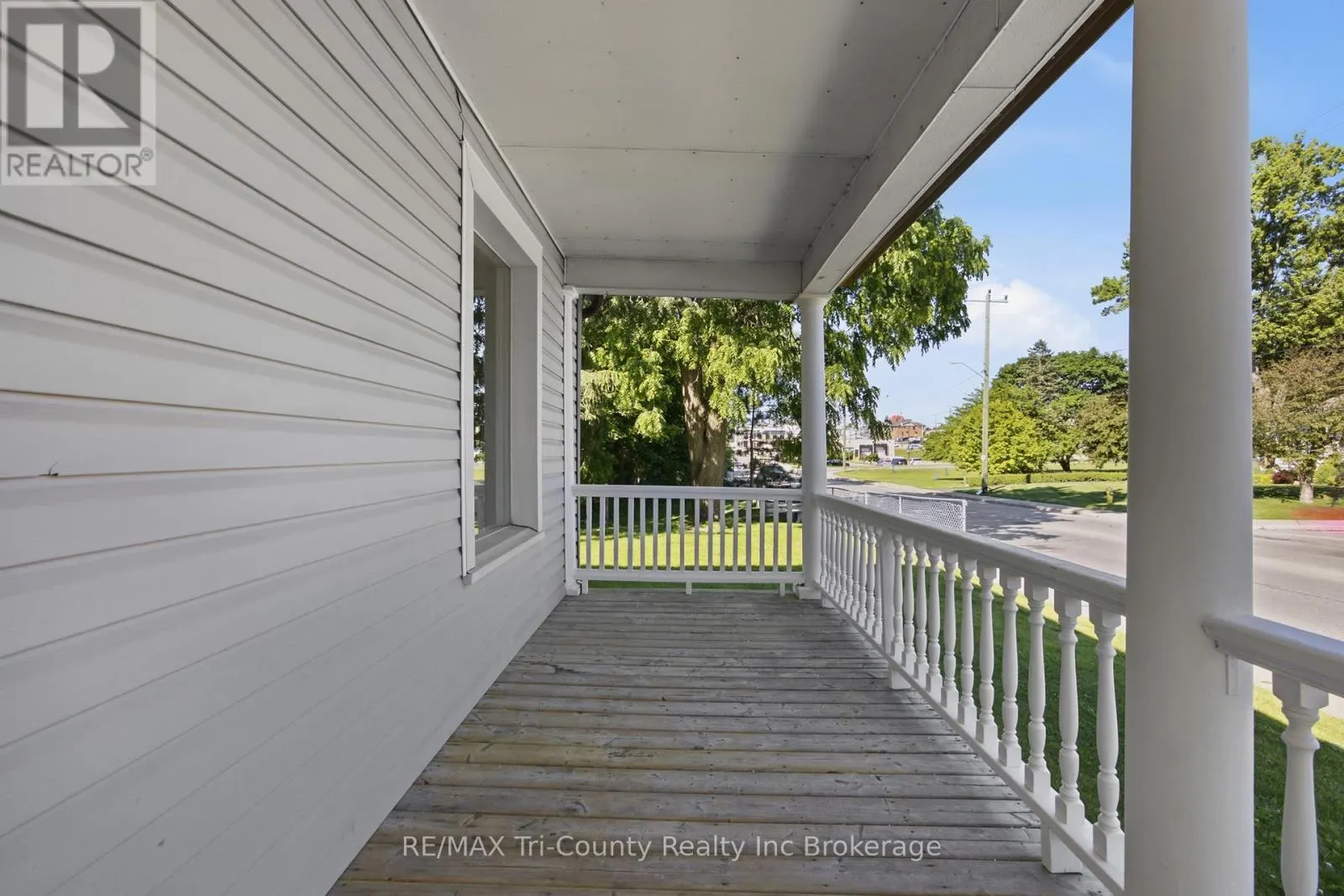 61 BROCK STREET E