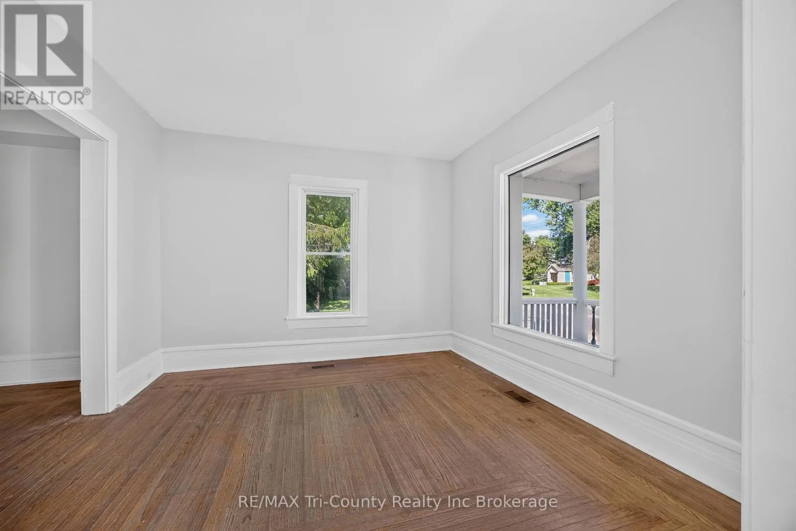 61 BROCK STREET E