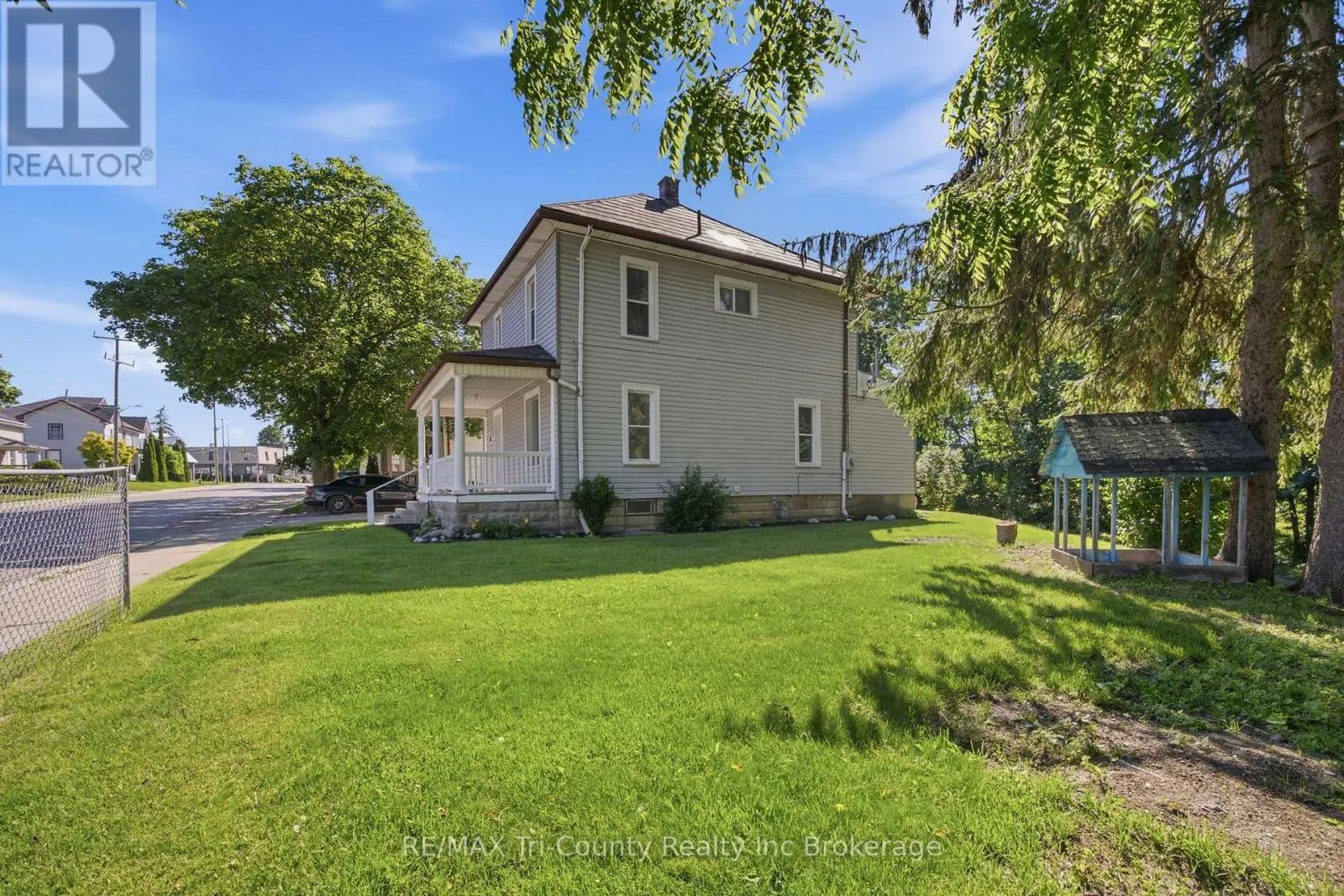 61 BROCK STREET E