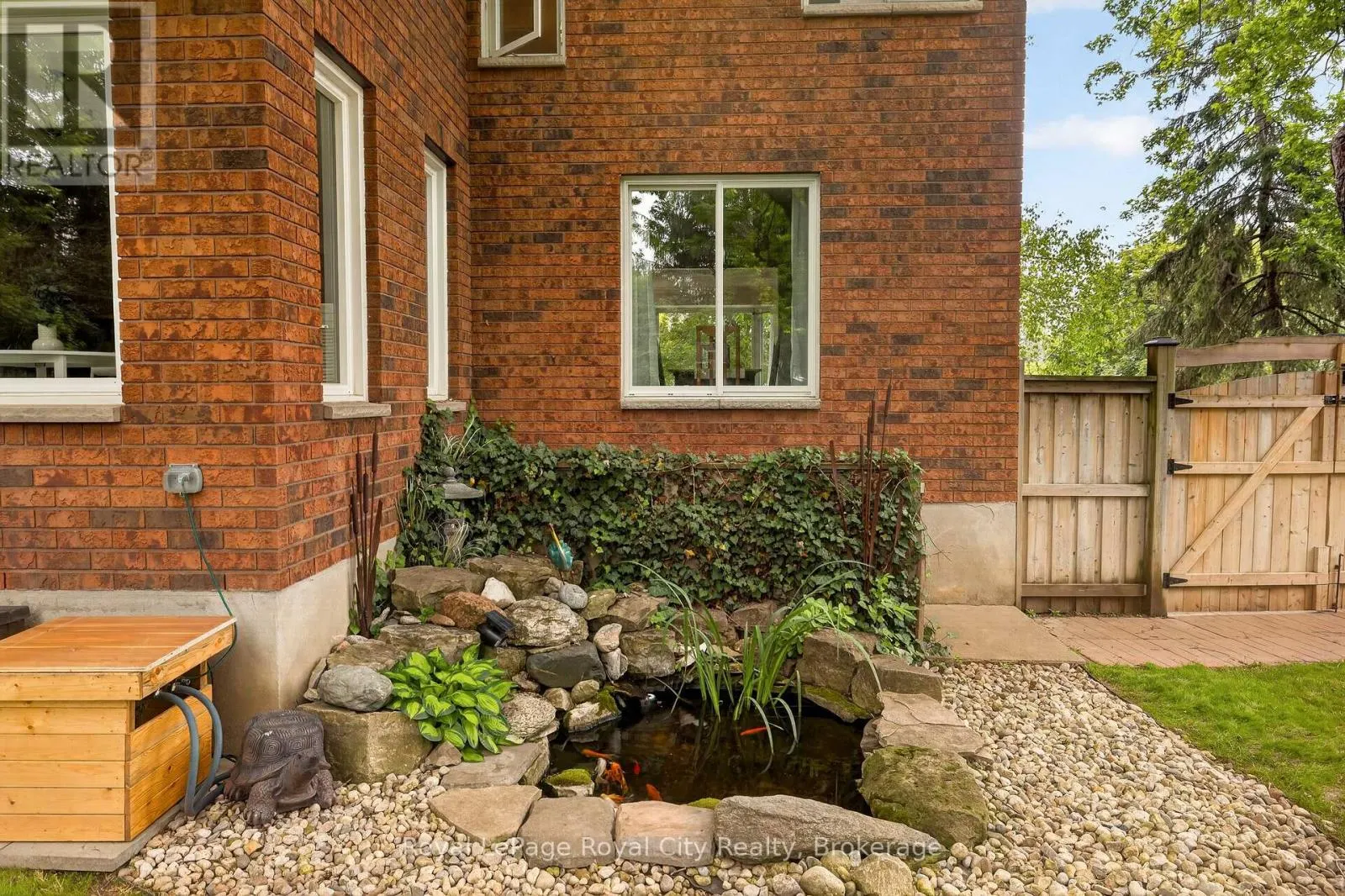 9 DARREN PLACE