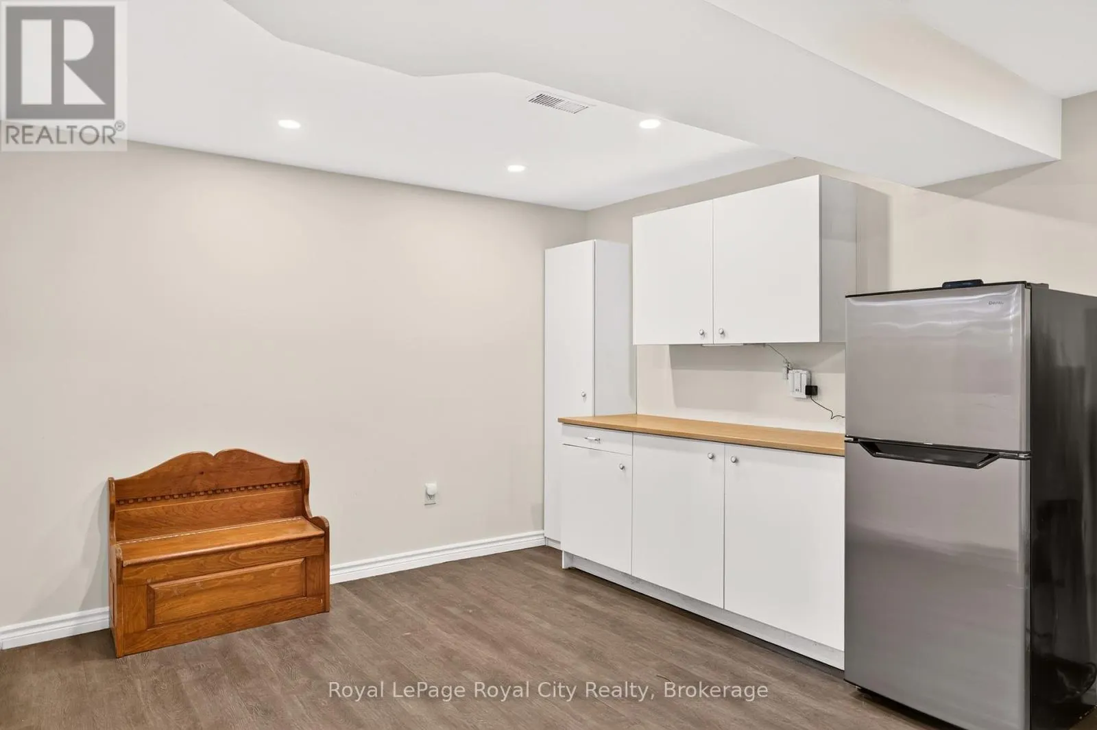 9 DARREN PLACE