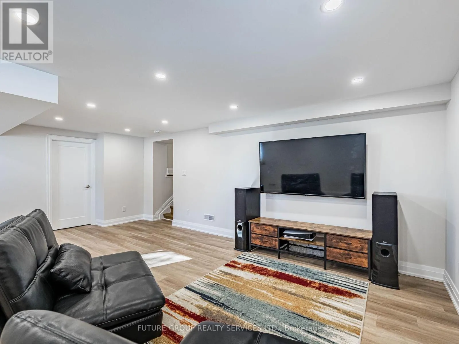 153 DANIEL STREET N