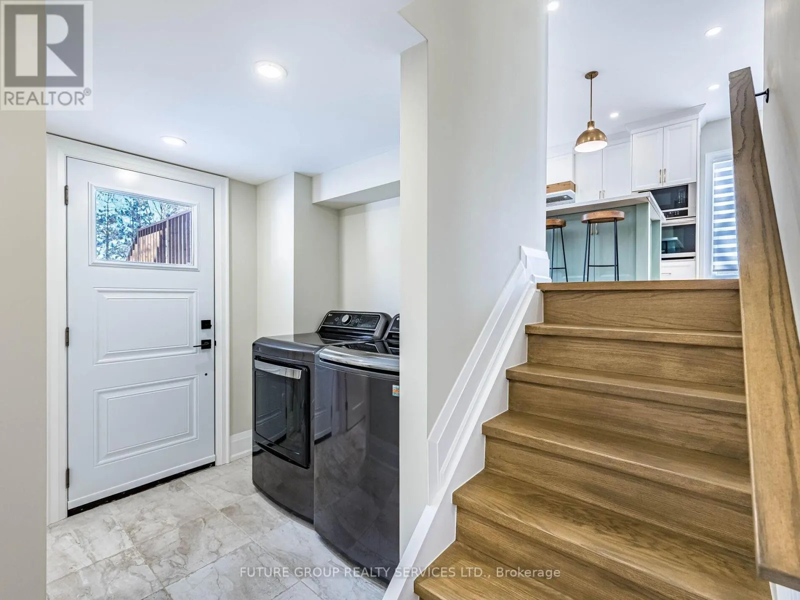 153 DANIEL STREET N