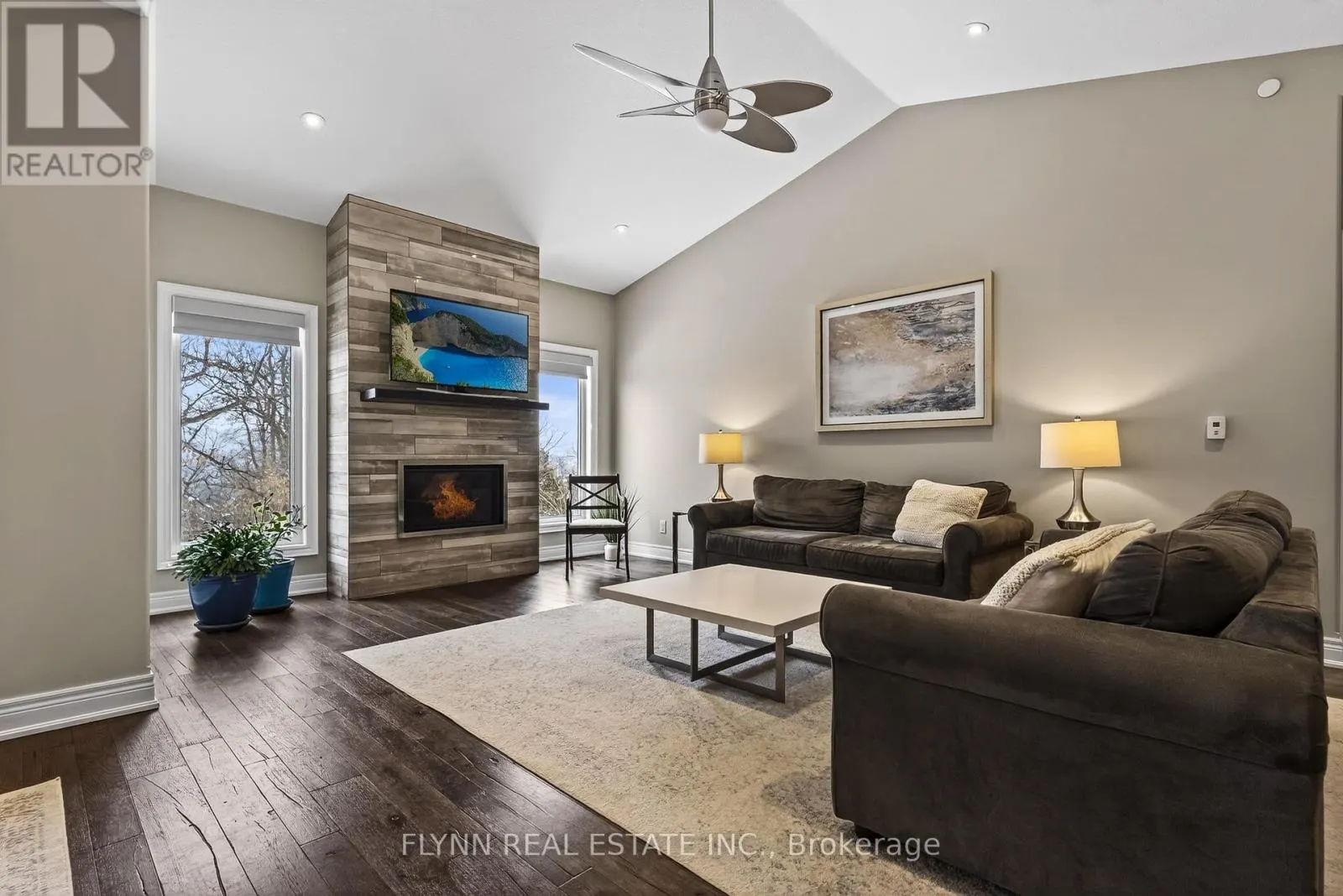 32 RIDGEVIEW CRESCENT